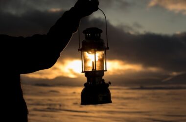 light extinguishes darkness
